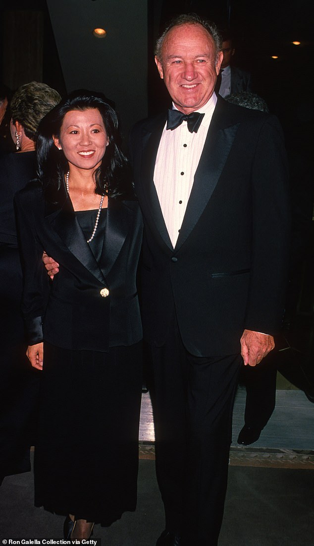 Vídeo arrepiante de dentro da casa de Jean Hackman e Betsi Arakawa revela o trabalho comovente de seu cachorro