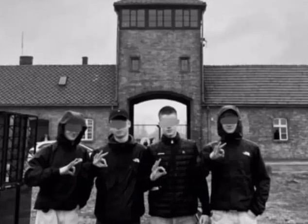 Os alunos da escola alemã criaram um gesto neonazista em Ausvits e cantaram um canto nacionalista em Bergen-Belllen