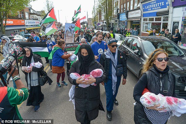 Grupos judeus condenam a marcha profissional ‘nojenta’ da Palestina durante a Páscoa que as famílias passam da sinagoga para o país enquanto a multidão ‘pare de matar crianças’