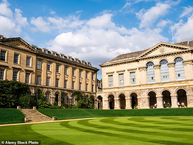 Oxford Dons no Prestigious College bebeu do crânio humano -as encostas feitas até 2015