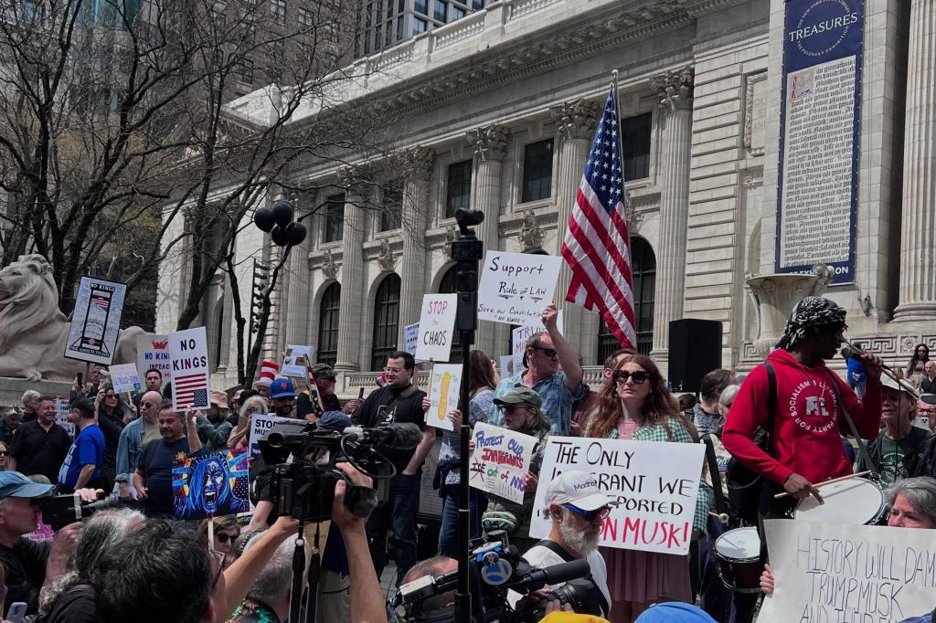 Os manifestantes anti-Trump se transformaram em uma manifestação em Nova York, Washington e outras cidades no país de leite de país